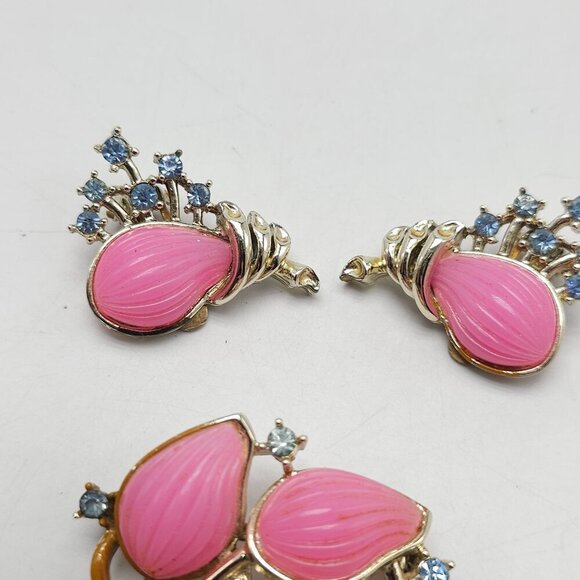 Vintage Gold Tone Pink Molded Lucite Blue Rhinestone Brooch Earrings Set - Picture 2 of 7